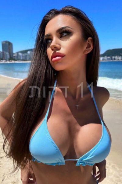 בחורה רומנטית כוסית על -בקריות