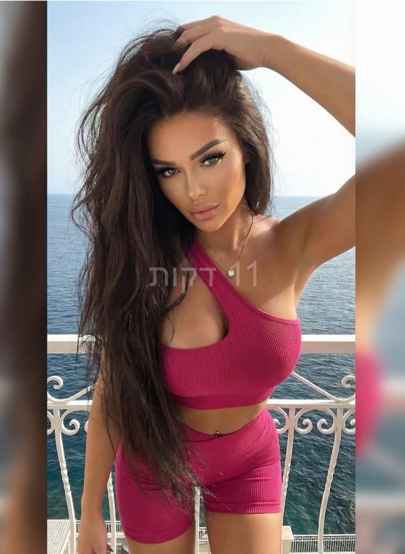 בלונדינית בחורה מלהיבה בירושלים