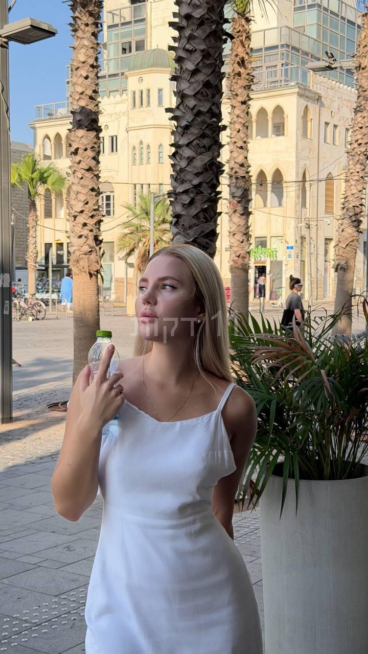 בתל אביב- בחורה מחול סקסית בת 22