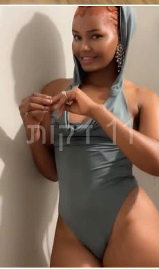 בתל אביב- תיירת אפריקאית
