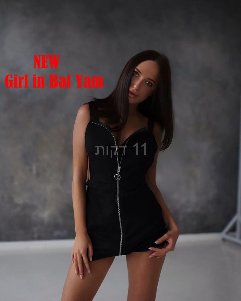 כוסית תיירת מאירופה בת ים