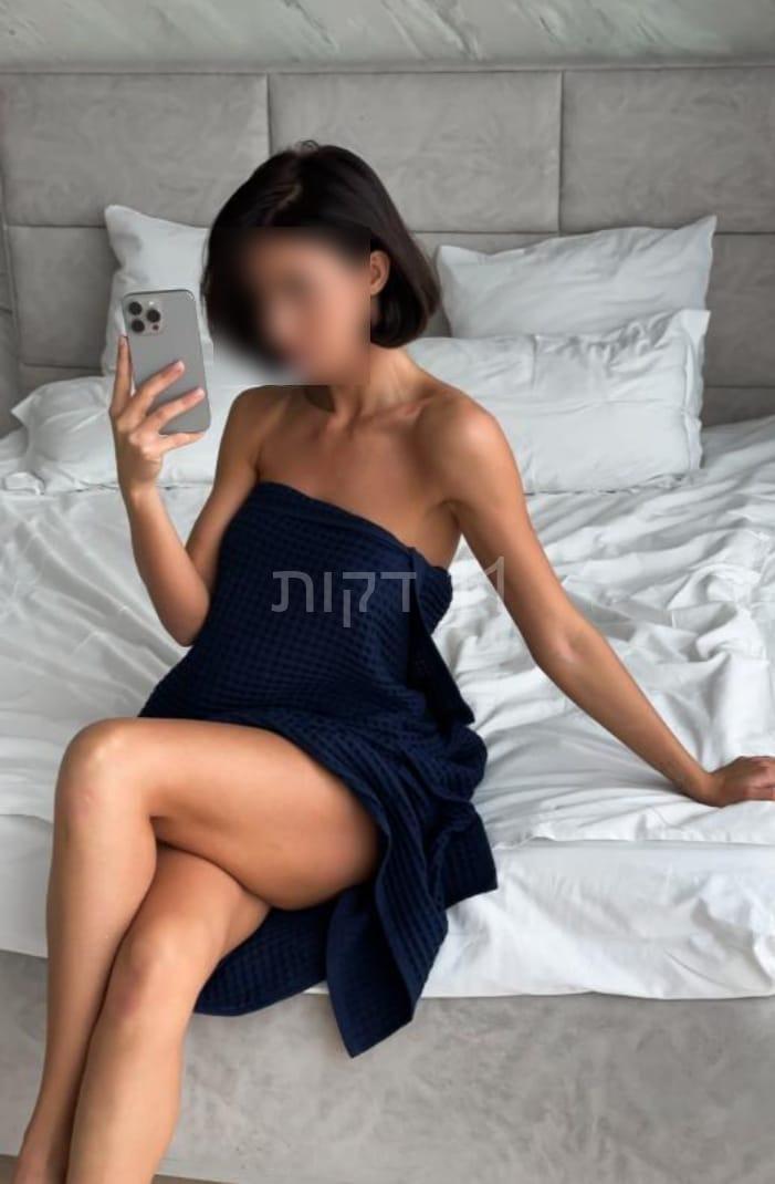 עירית- ברונטית פצצת על מעסה סקסית – בחולון