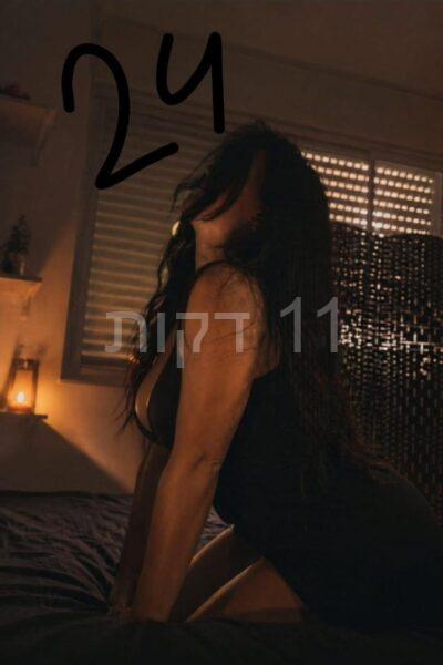 פתח תקווה – בחורה אלגנטית