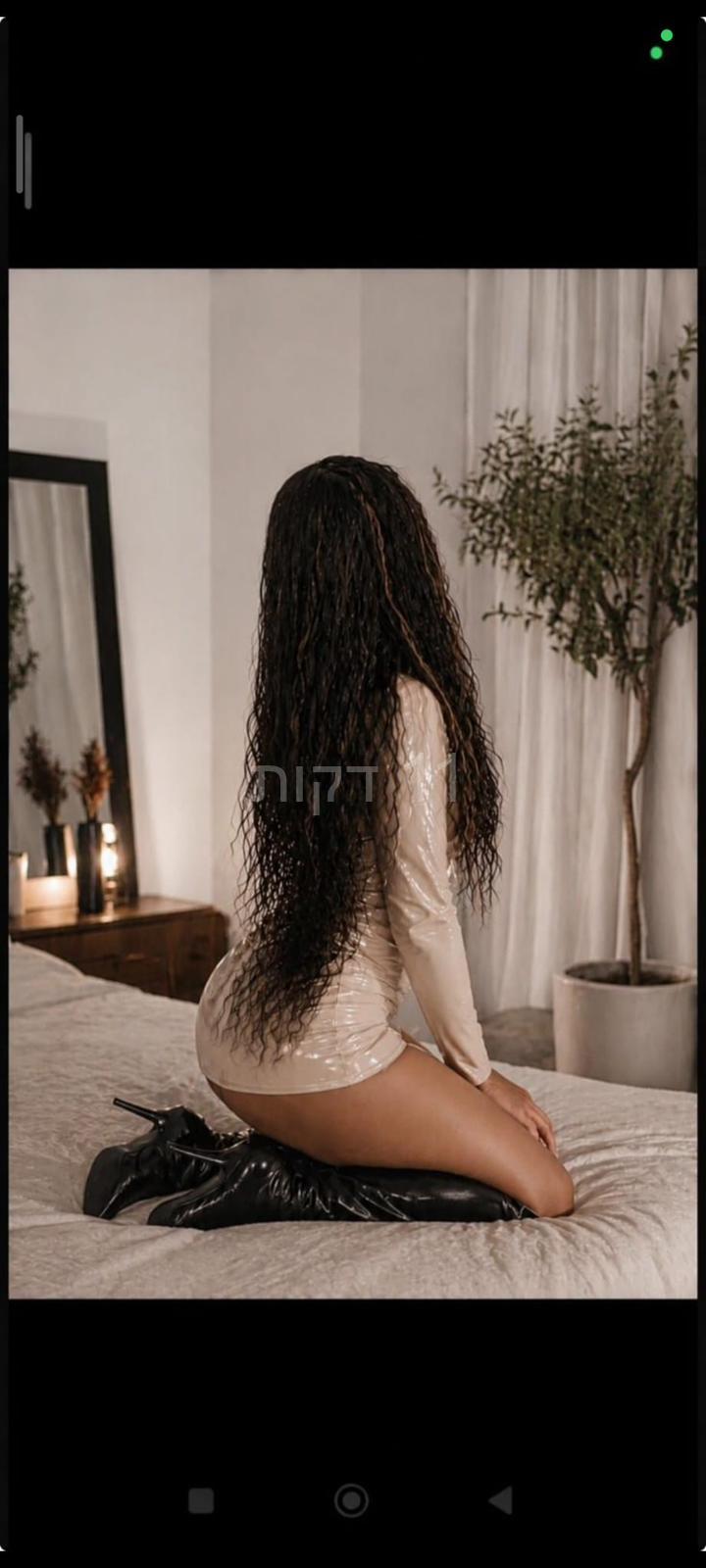 פתח תקווה – בחורה אלגנטית
