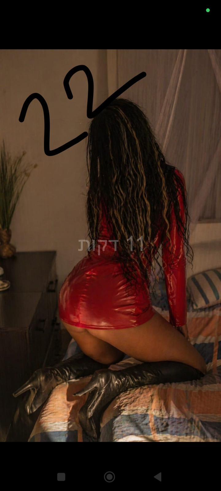 פתח תקווה – בחורה אלגנטית
