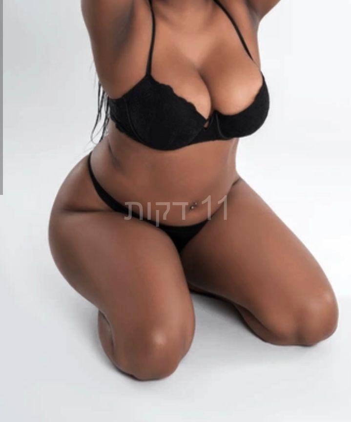 קלי תיירת אפריקאית מבנה גוף סקסי -בחיפה