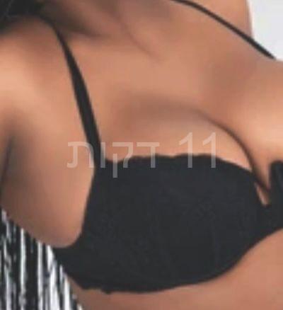 קלי תיירת אפריקאית מבנה גוף סקסי -בחיפה