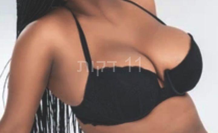 קלי תיירת אפריקאית מבנה גוף סקסי -בחיפה