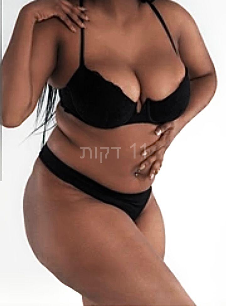 קלי תיירת אפריקאית מבנה גוף סקסי -בחיפה