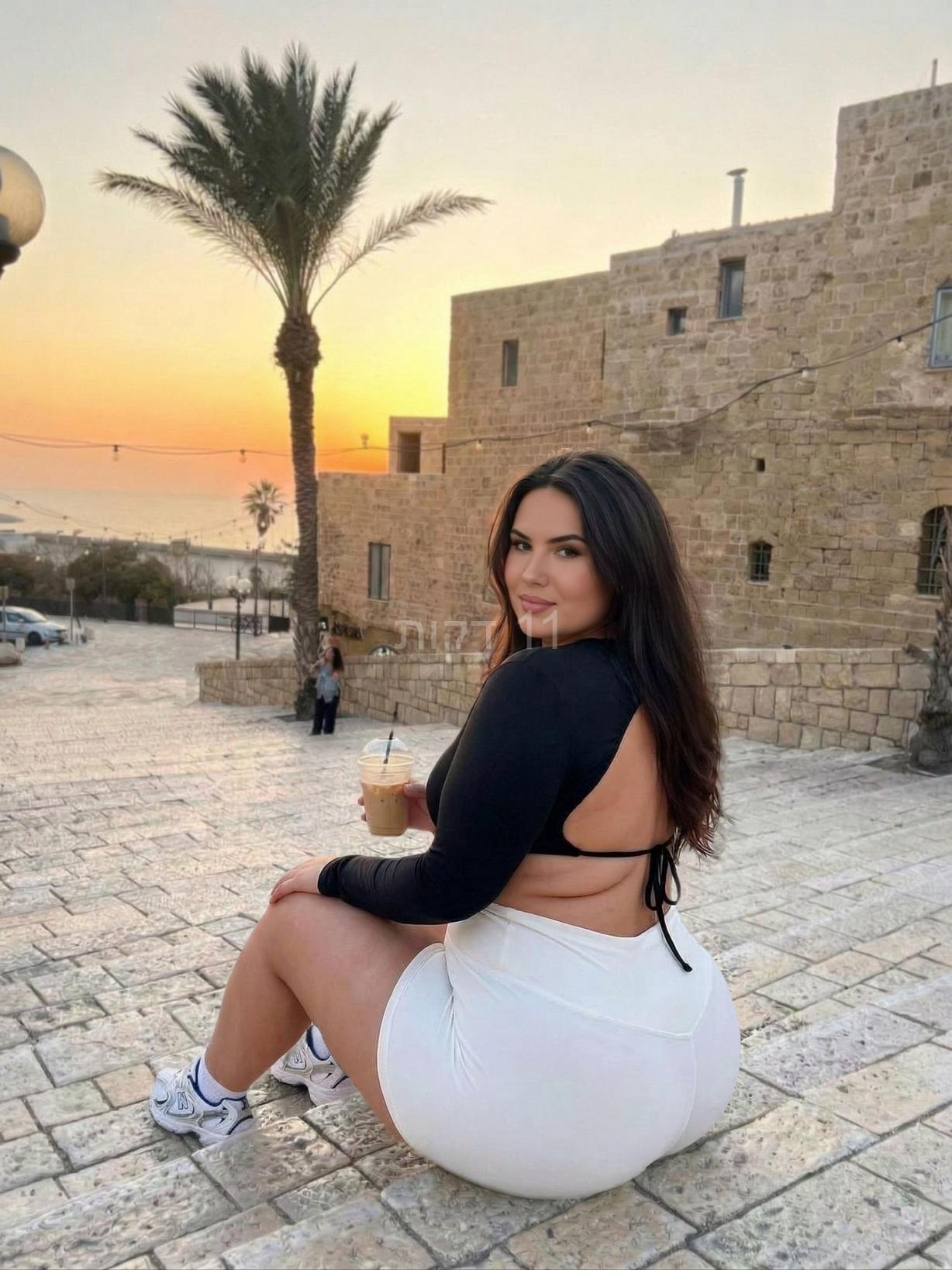 תל אביב מלאה במקומות הנכונים בחורה כובשת